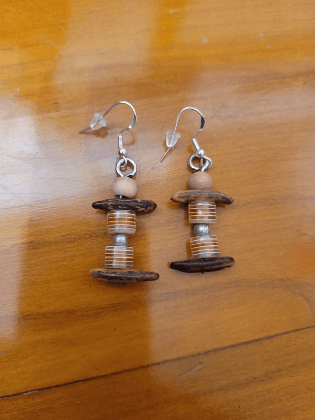Boucles d&#039;oreilles - Bois, perle en verre - Crochet en argent