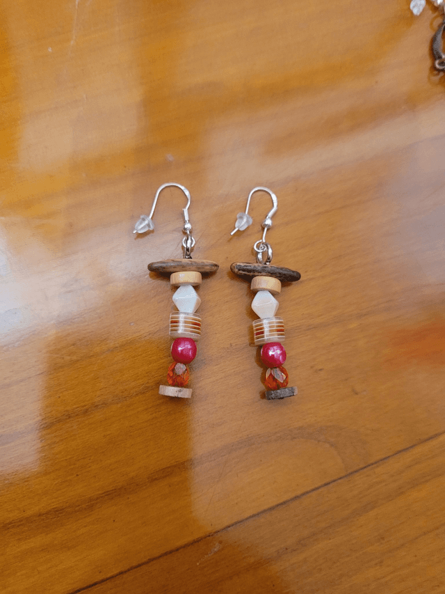 Boucles d&#039;oreilles - Bois, perles rouges - Crochet en argent